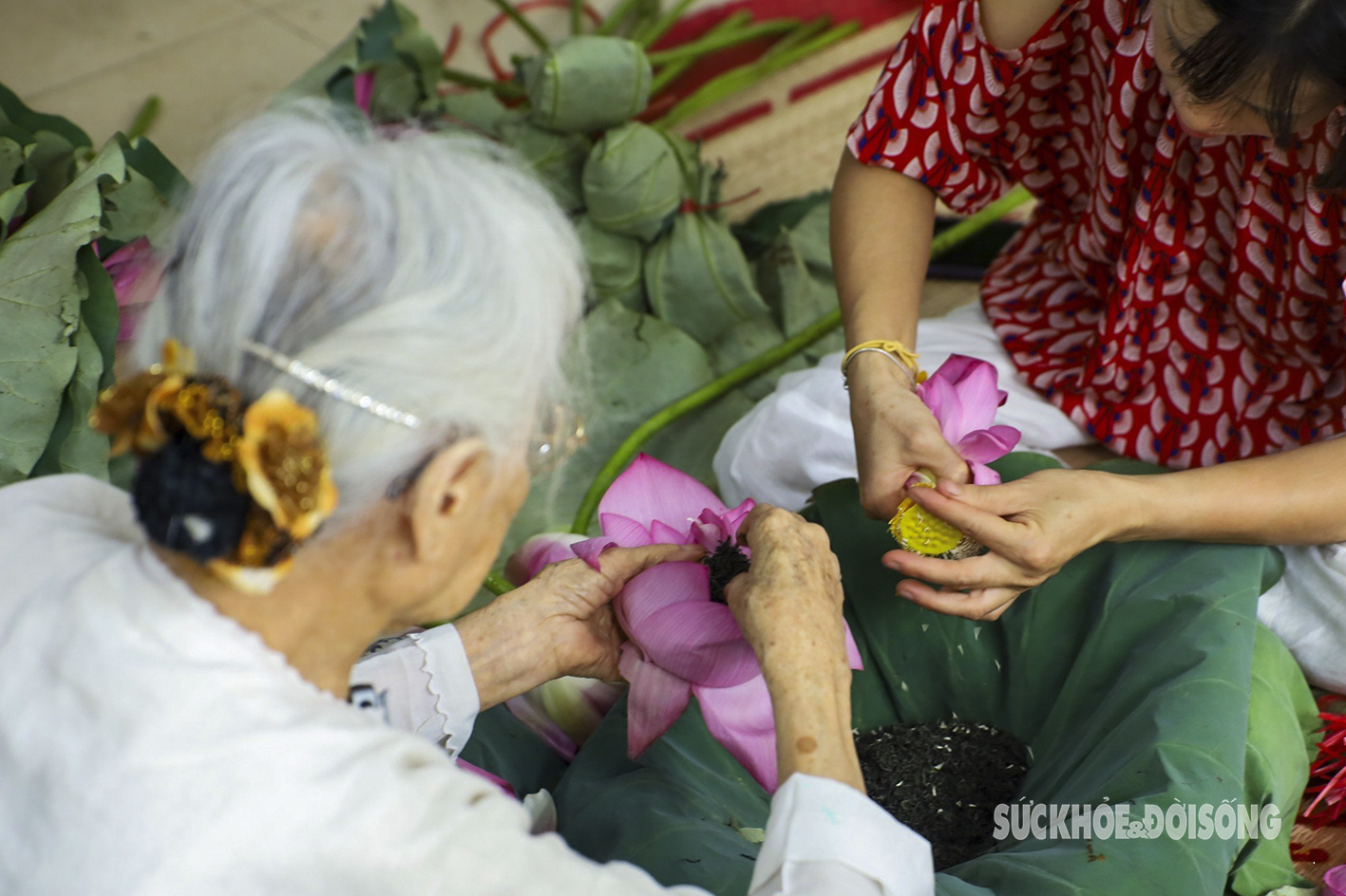 Cụ bà gần 100 tuổi bật mí cách ướp ‘đệ nhất trà’ giá chục triệu đồng/kg- Ảnh 9.