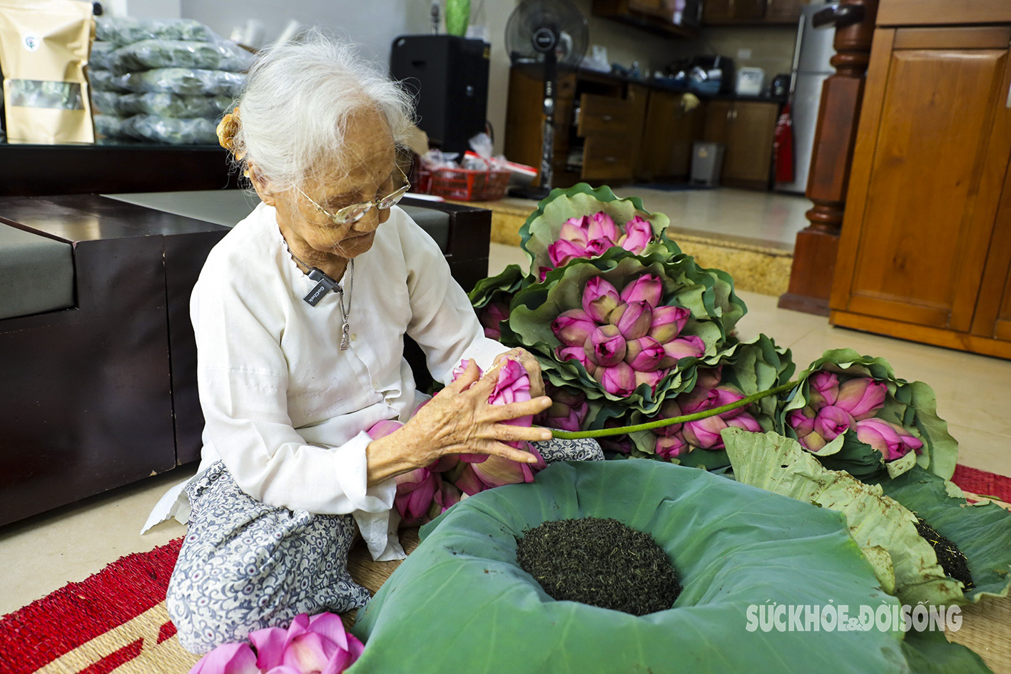 Cụ bà gần 100 tuổi bật mí cách ướp ‘đệ nhất trà’ giá chục triệu đồng/kg- Ảnh 5.