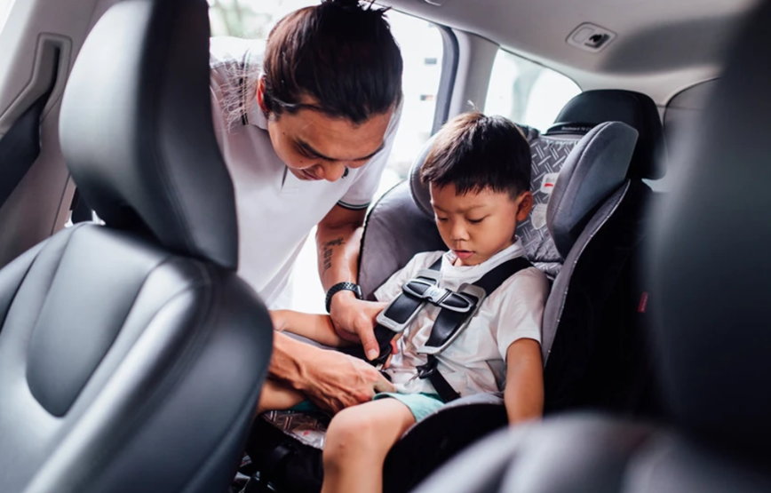 Khuyến nghị từ chuyên gia y tế đảm bảo an toàn cho trẻ trên ô tô khi tham gia giao thông- Ảnh 1.