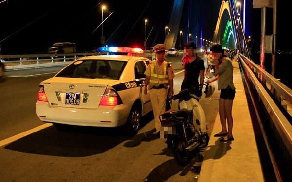 Dừng đỗ xe tuỳ tiện trên cầu Nhật Tân sẽ bị phạt tiền và có thể bị tước GPLX