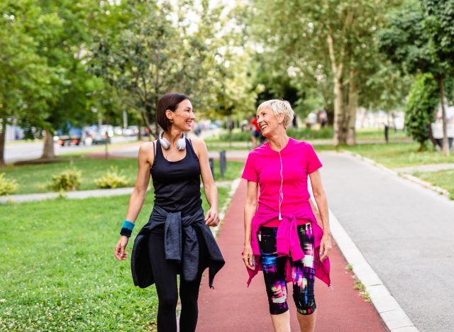 Hai người phụ nữ đi dạo ngoài trời, giảm cân mà không cần 
