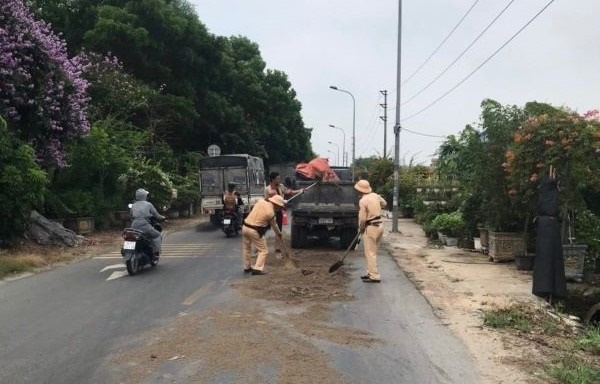 Đã tìm ra phương tiện gây vệt dầu loang kéo dài 3km trên đường gom Võ Nguyên Giáp- Ảnh 1.