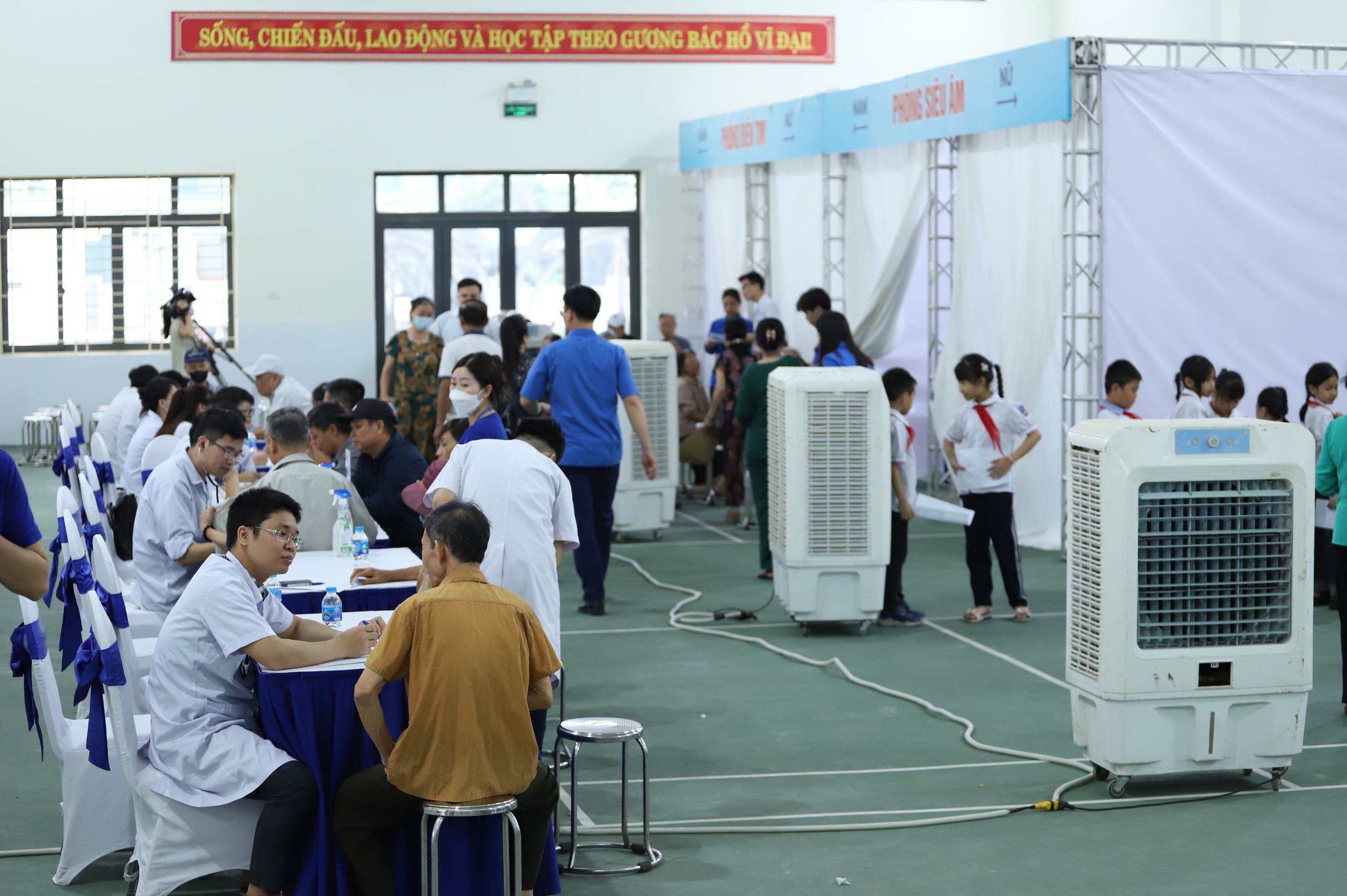 Hà Nội tổ chức khám bệnh, tặng thuốc miễn phí cho 1.000 người- Ảnh 16.