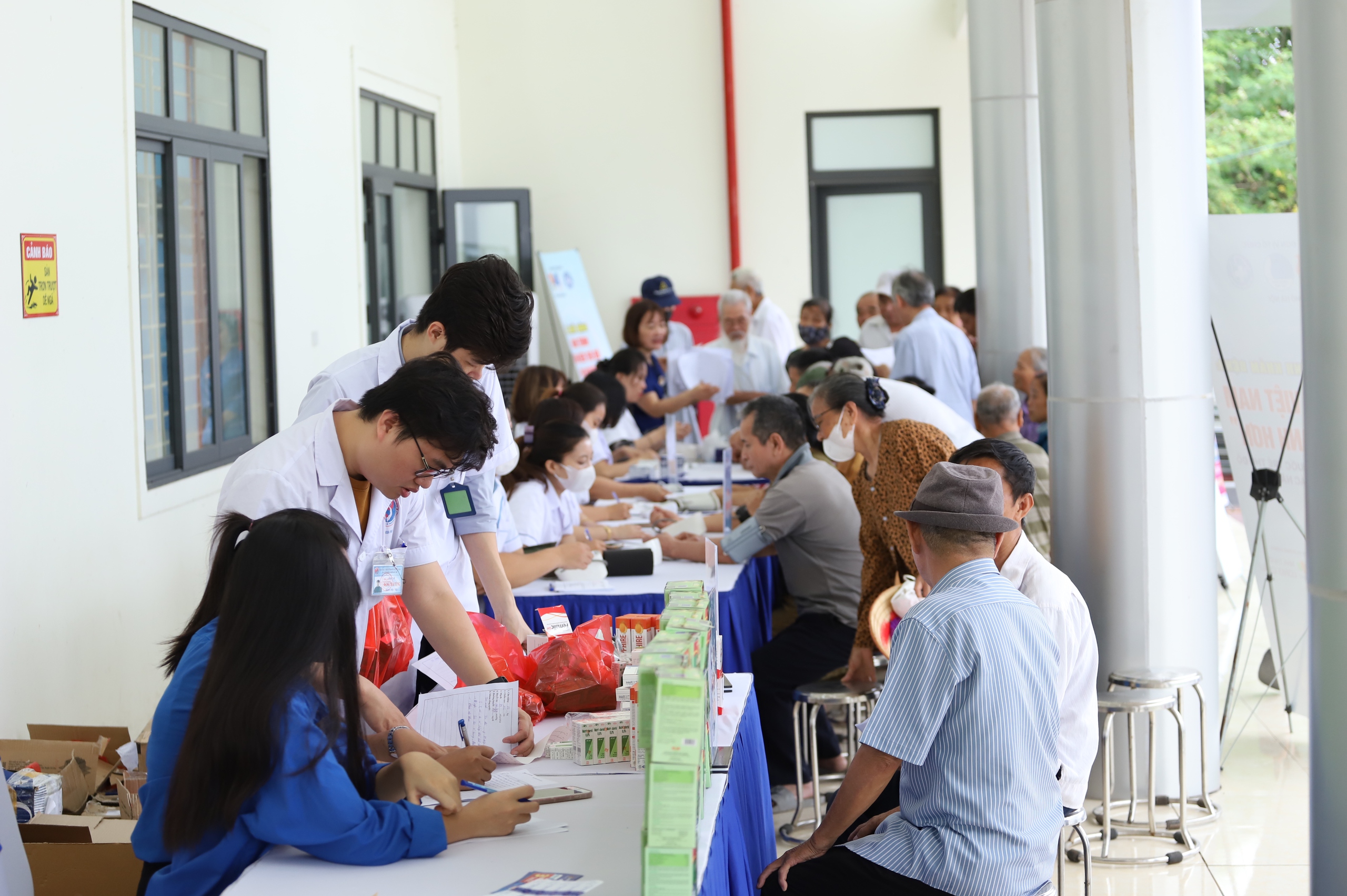 Hà Nội tổ chức khám bệnh, tặng thuốc miễn phí cho 1.000 người- Ảnh 6.