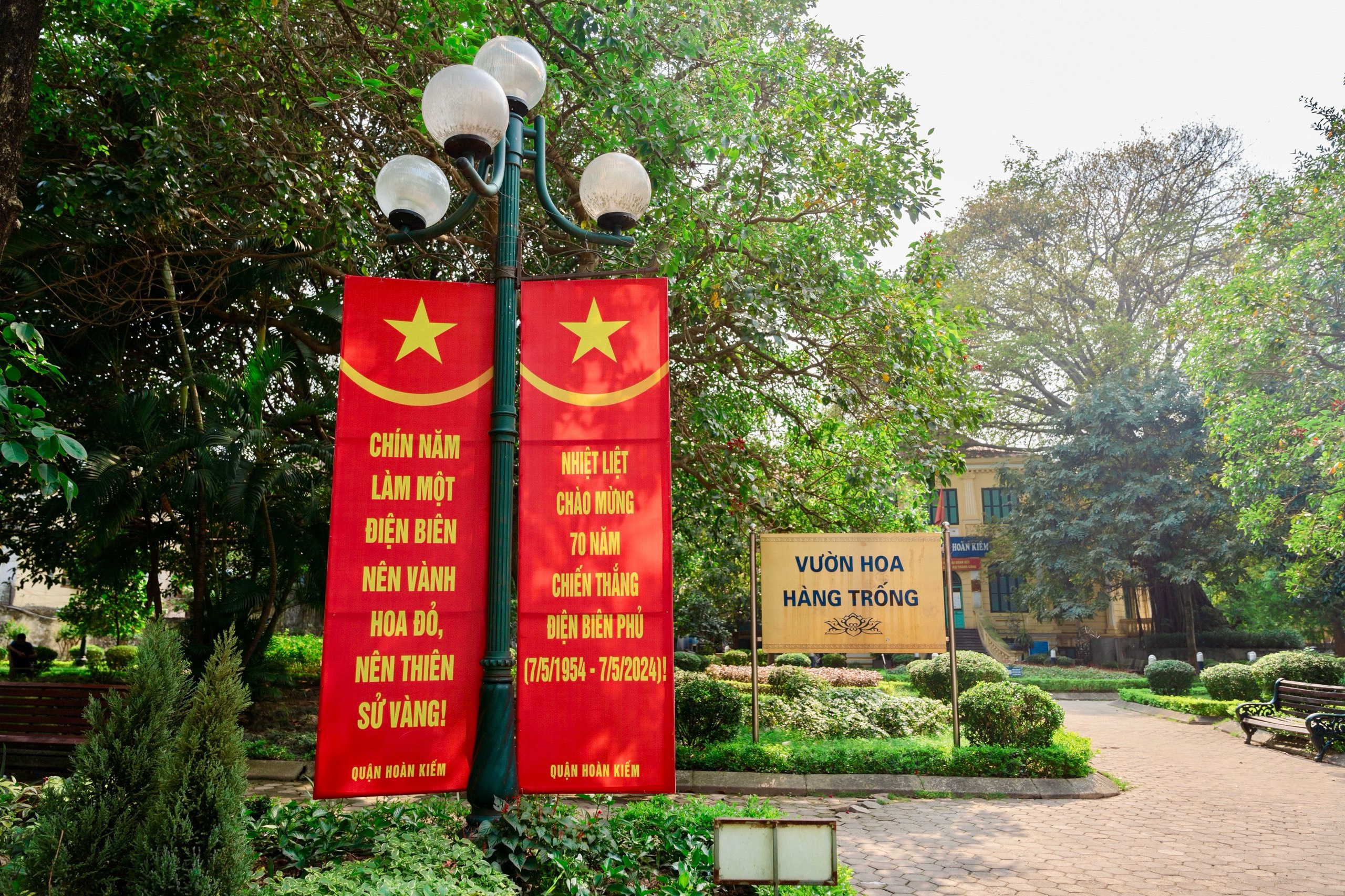 Hà Nội rực rỡ cờ hoa kỷ niệm 70 năm Chiến thắng Điện Biên Phủ- Ảnh 7.