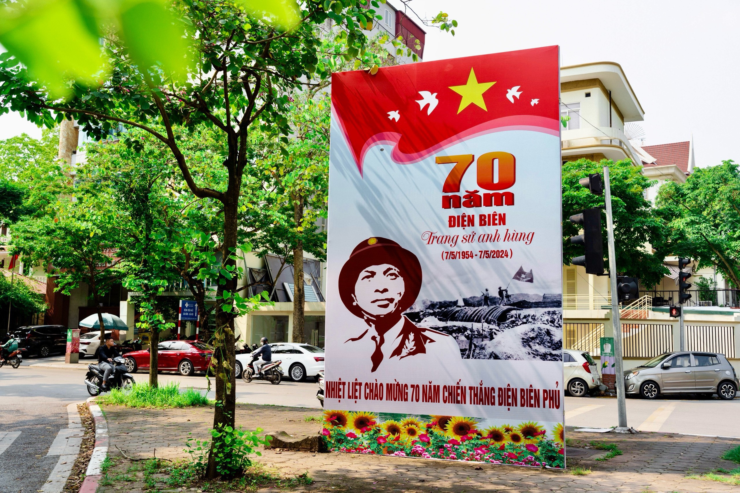 Hà Nội rực rỡ cờ hoa kỷ niệm 70 năm Chiến thắng Điện Biên Phủ- Ảnh 2.