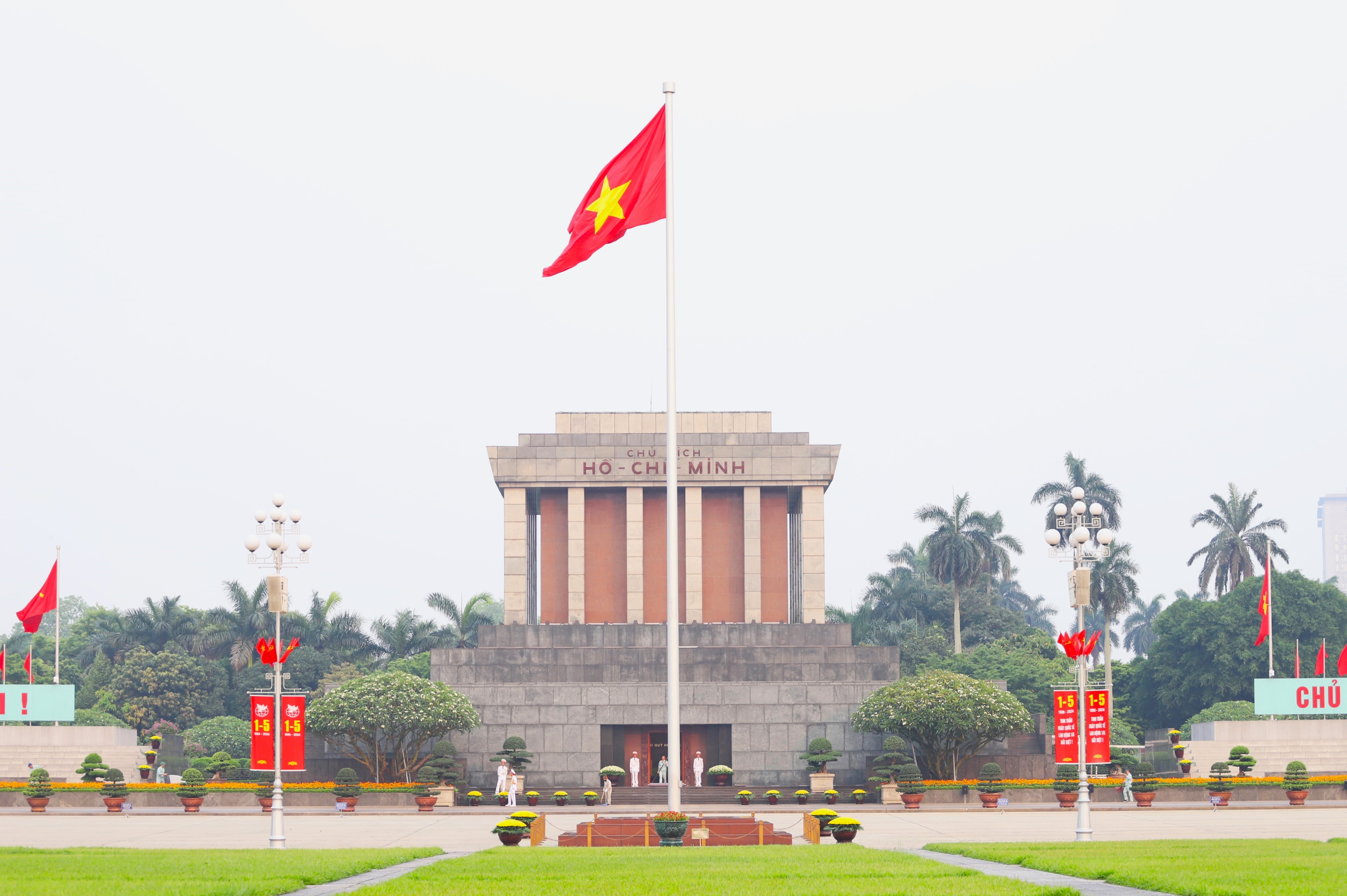 Hà Nội rực rỡ cờ hoa kỷ niệm 70 năm Chiến thắng Điện Biên Phủ- Ảnh 9.