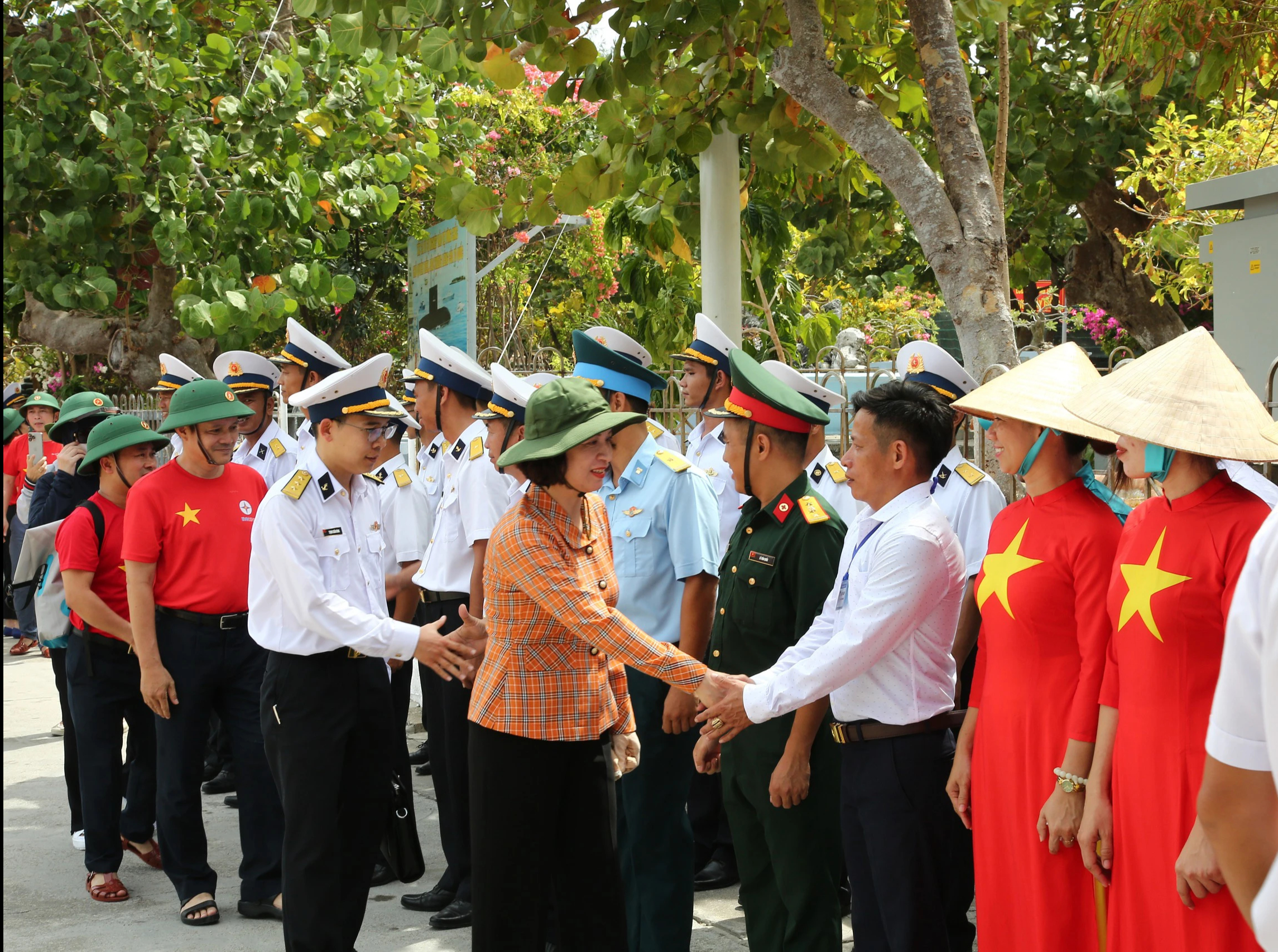 Đoàn công tác Bộ Y tế thăm và tặng quà quân, dân trên quần đảo Trường Sa và Nhà giàn DK1- Ảnh 2.