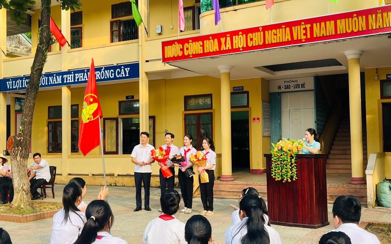 Hành động đẹp của nam sinh lớp 10 ở Hải Phòng sau khi nhặt được số tiền lớn- Ảnh 3. Tuyên dương 5 học sinh trả lại đồ cho người đánh rơi