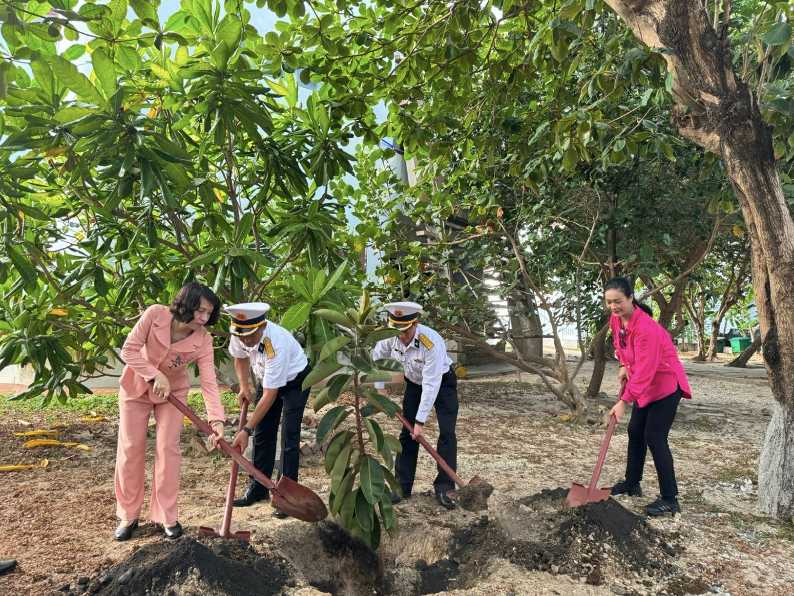 Đoàn công tác Bộ Y tế thăm và tặng quà quân, dân trên quần đảo Trường Sa và Nhà giàn DK1- Ảnh 7.