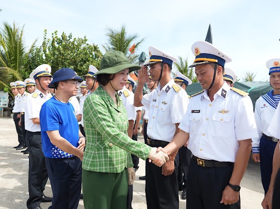 Đoàn công tác Bộ Y tế thăm và tặng quà quân, dân trên quần đảo Trường Sa và Nhà giàn DK1- Ảnh 4.