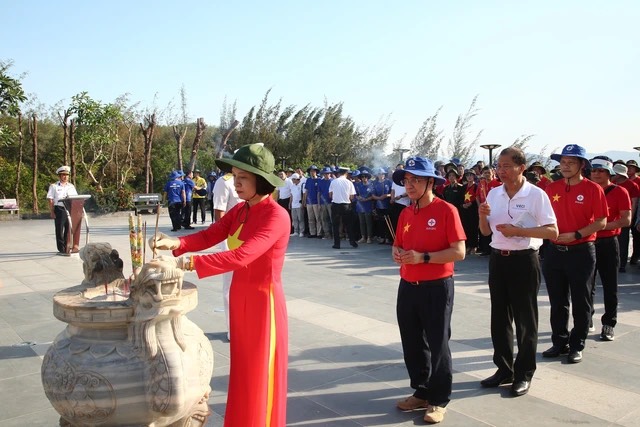 Đoàn công tác Bộ Y tế thăm và tặng quà quân, dân trên quần đảo Trường Sa và Nhà giàn DK1- Ảnh 6.