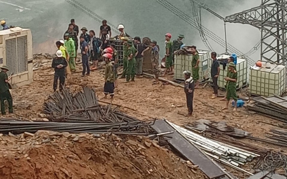 Mưa lớn sạt lở đất vùi lấp nhiều công nhân ở Hà Tĩnh