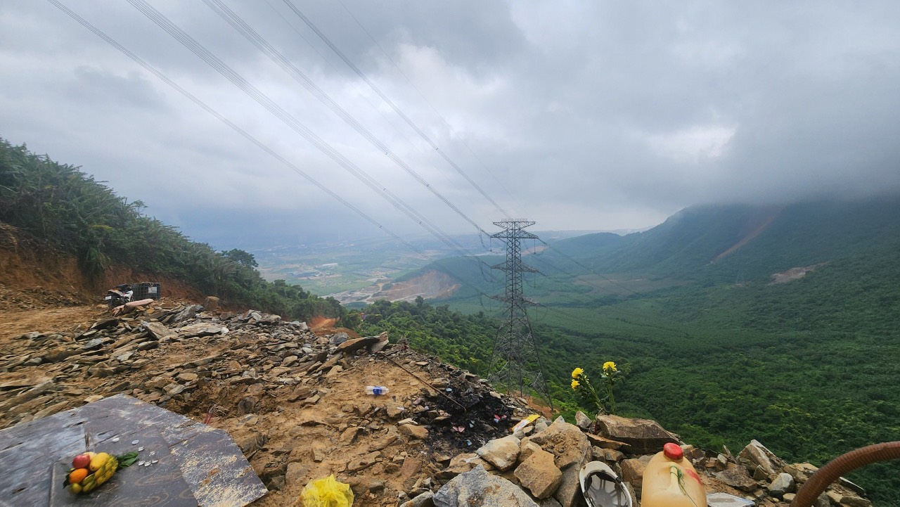 Cận cảnh hiện trường lở đất vùi lấp lán công nhân khiến 7 người thương vong- Ảnh 4.