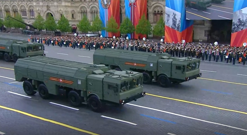 Dàn tên lửa uy lực xuất hiện tại lễ duyệt binh kỷ niệm Ngày Chiến thắng ở Moskva (Nga)- Ảnh 2.