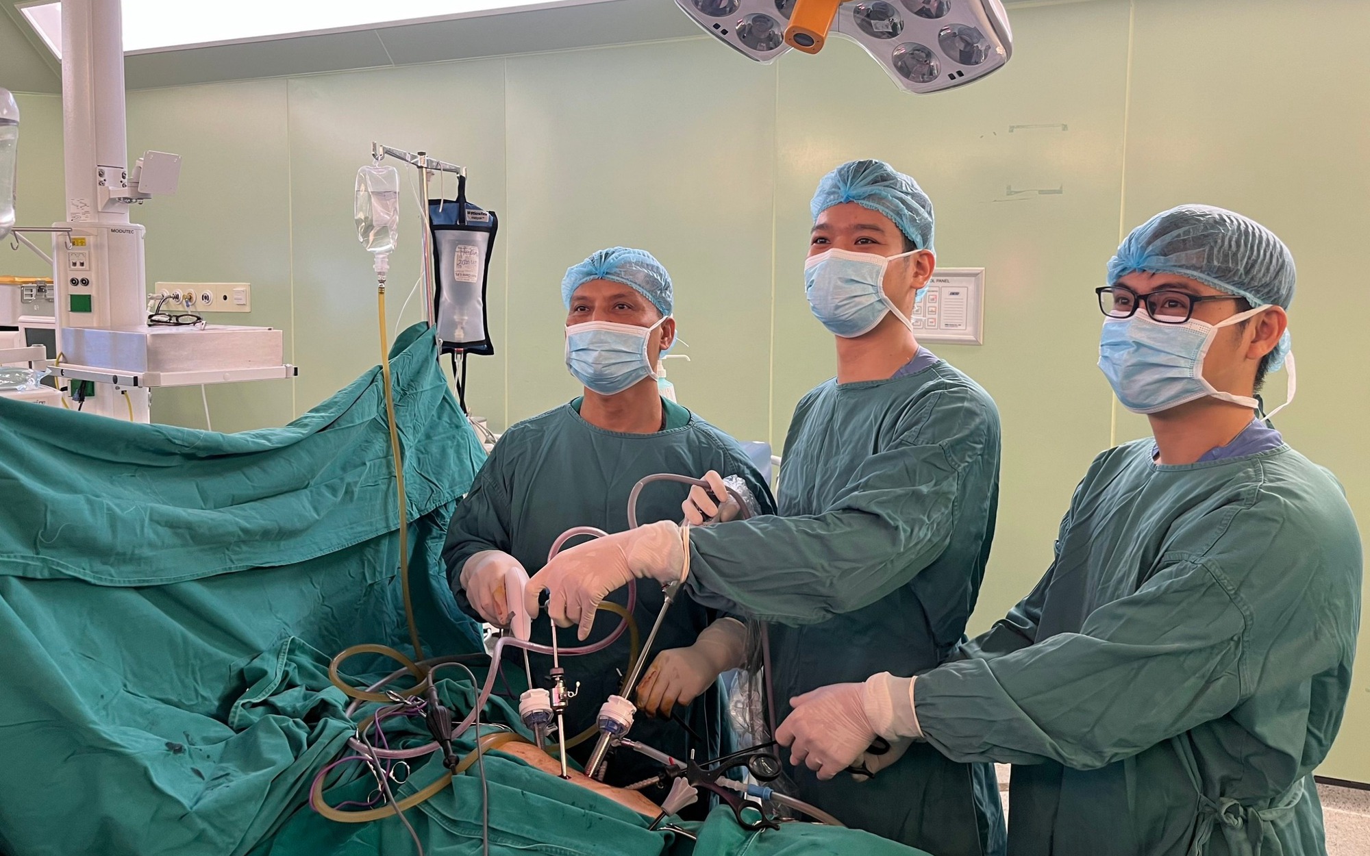 Phẫu thuật thành công cho nữ bệnh nhân Lào mắc bệnh hiểm nghèo