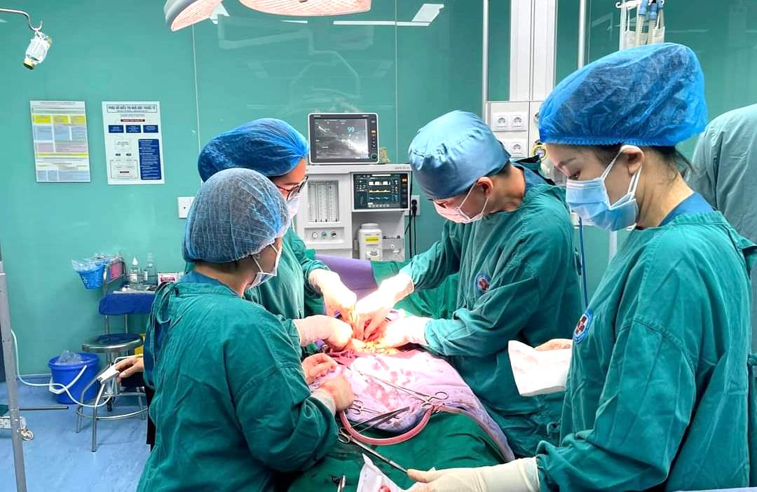 Sản phụ song thai sinh con tại nhà được bác sĩ tuyến huyện cứu sống- Ảnh 1.