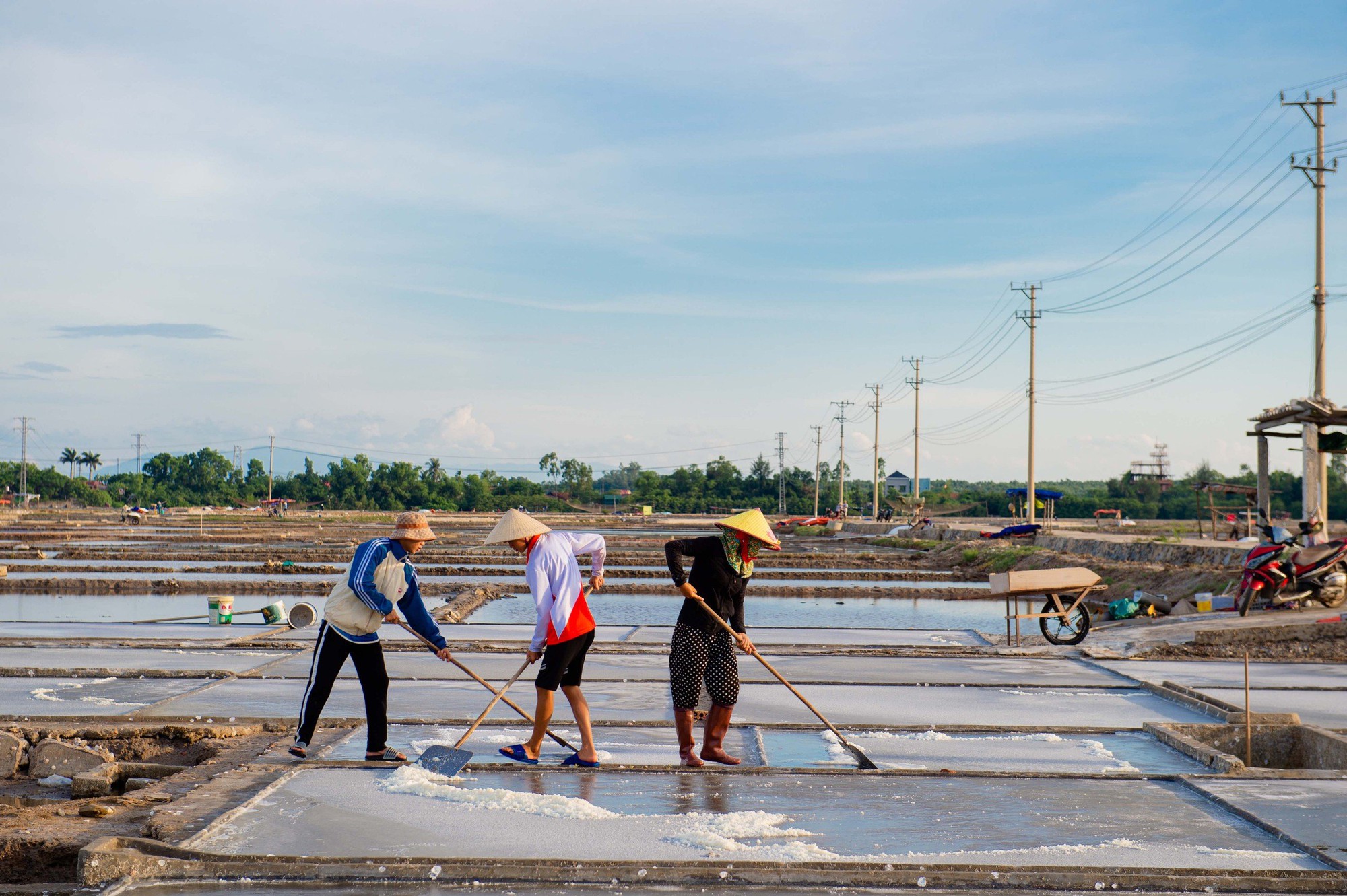 Diêm dân oằn mình chắt chiu từng hạt muối nhưng giá muối giảm mạnh- Ảnh 1.