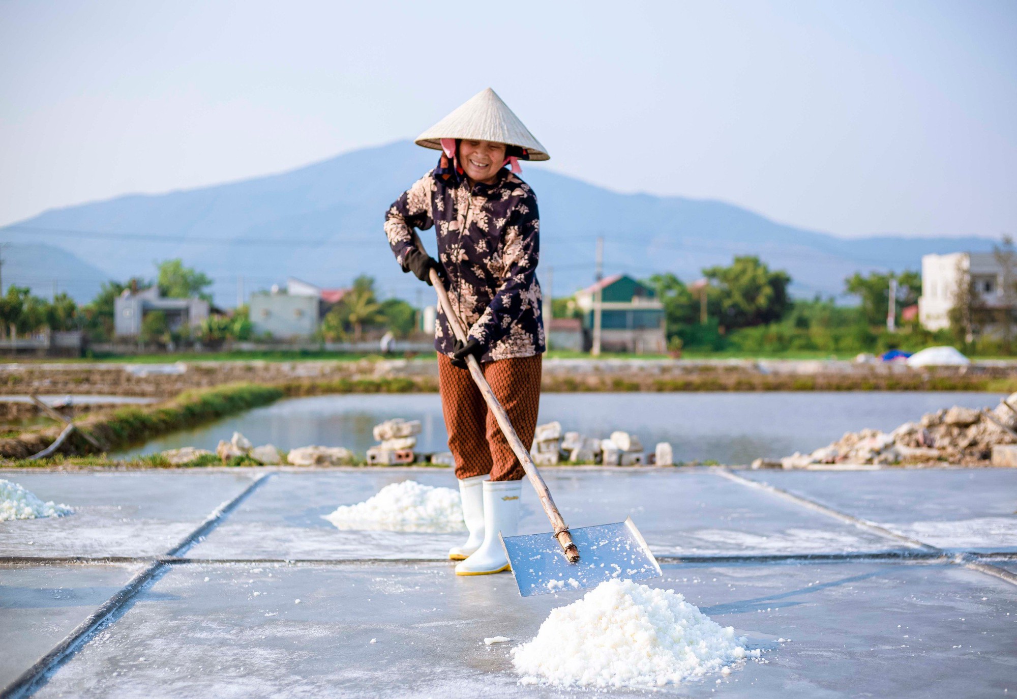 Diêm dân oằn mình chắt chiu từng hạt muối nhưng giá muối giảm mạnh- Ảnh 2.