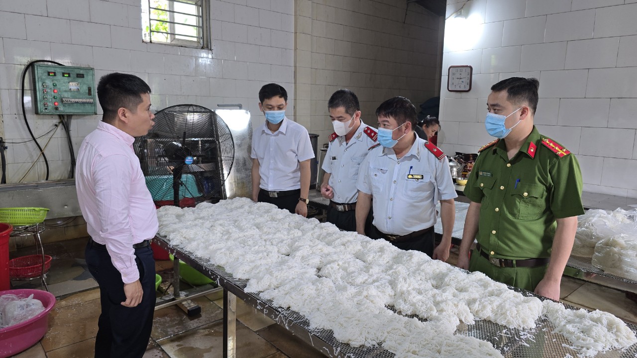 Kiểm tra việc chấp hành quy định pháp luật về bảo đảm an toàn thực phẩm tại hộ kinh doanh cơ sở sản xuất thực phẩm sạch Thanh Phúc. Kiểm tra việc chấp hành quy định pháp luật về bảo đảm an toàn thực phẩm tại hộ kinh doanh cơ sở sản xuất thực phẩm sạch Thanh Phúc.