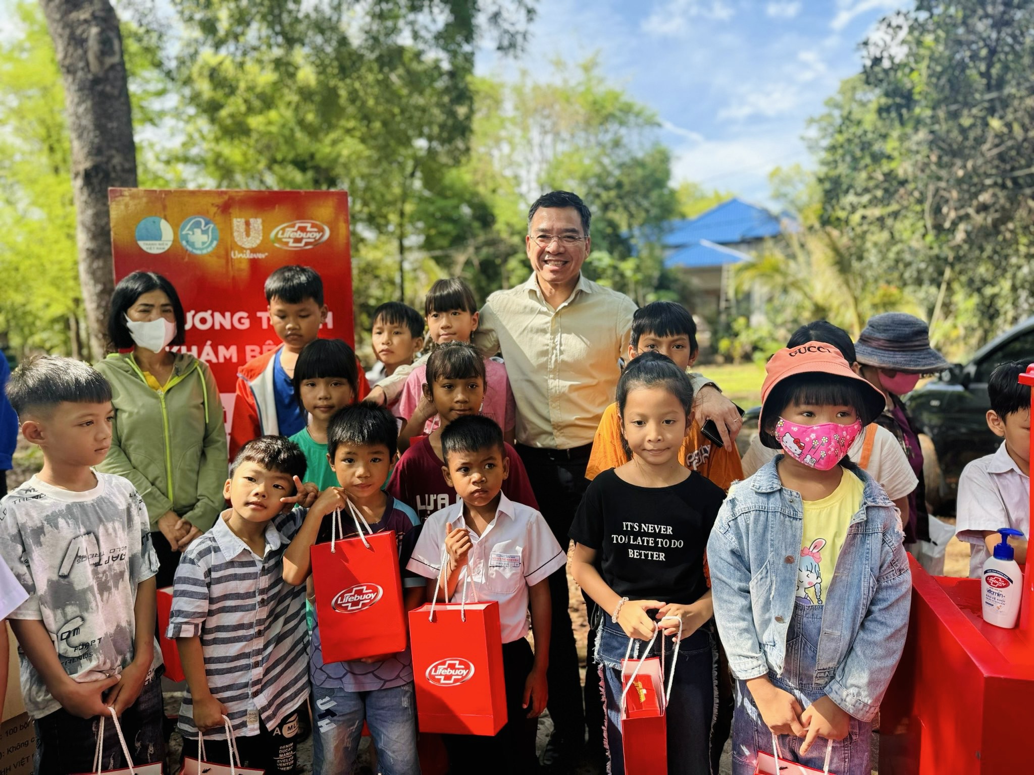 Khám bệnh miễn phí, tặng quà 500 người dân và trẻ em ở Đắk Lắk- Ảnh 12.