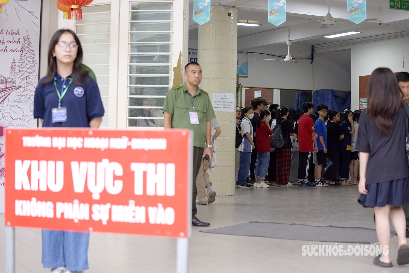 Hàng nghìn thí sinh đầu tiên ở Hà Nội tranh suất vào lớp 10 chuyên năm 2024- Ảnh 10.