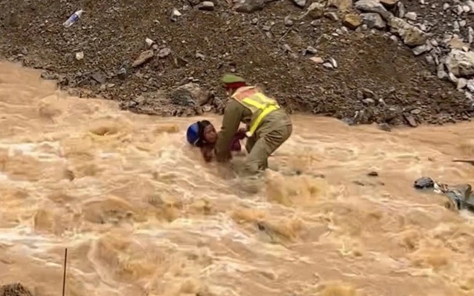 Video Thượng úy cảnh sát giao thông cứu 2 người giữa dòng nước lũ