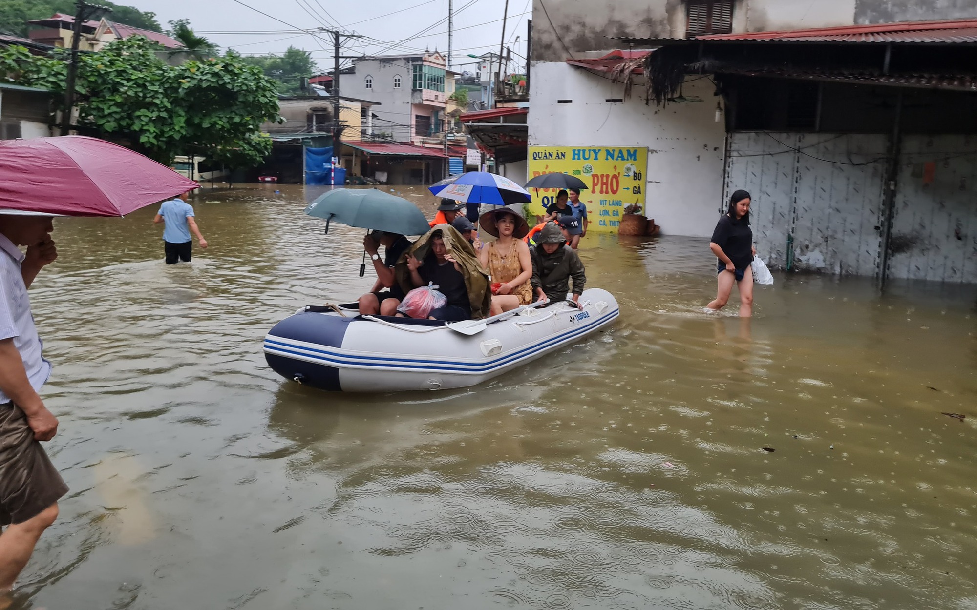 Hà Giang: Phá dỡ mái nhà giải cứu 4 người bị mắc kẹt do nước lũ dâng cao