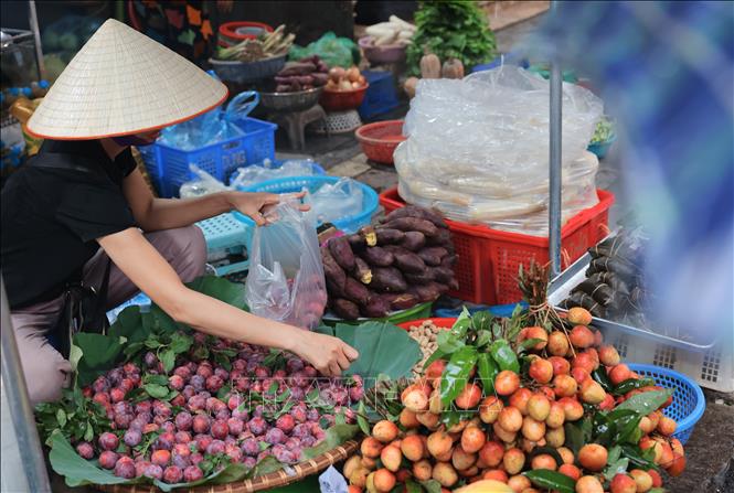 Người dân Hà Nội đội mưa đi mua sắm trong Tết Đoan Ngọ- Ảnh 10.