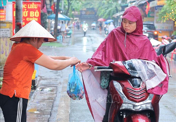 Người dân Hà Nội đội mưa đi mua sắm trong Tết Đoan Ngọ- Ảnh 5.