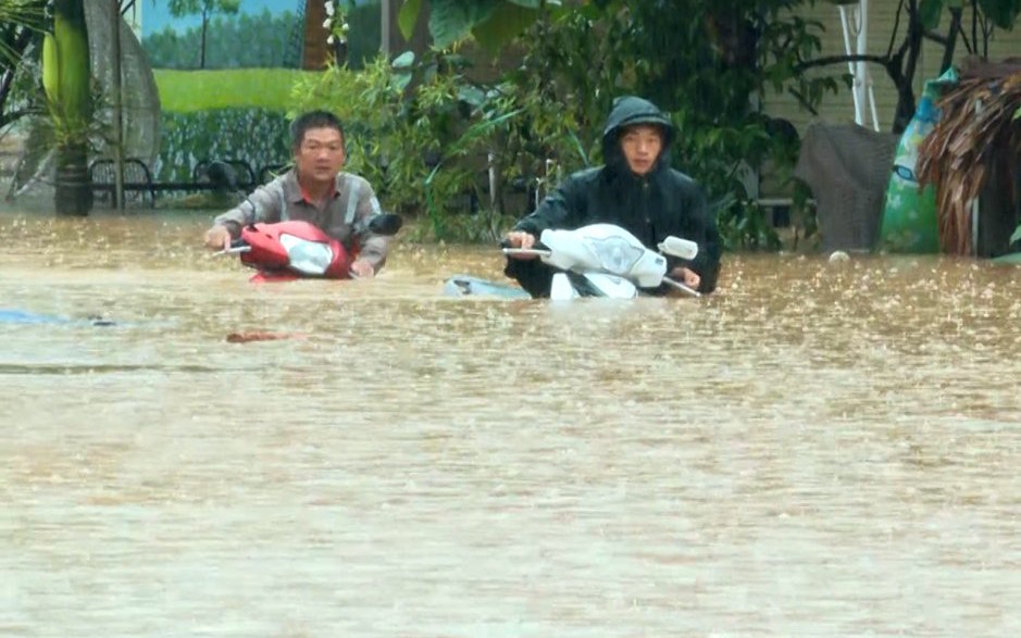 Nước sông dâng cao, thành phố Hà Giang chìm trong biển nước