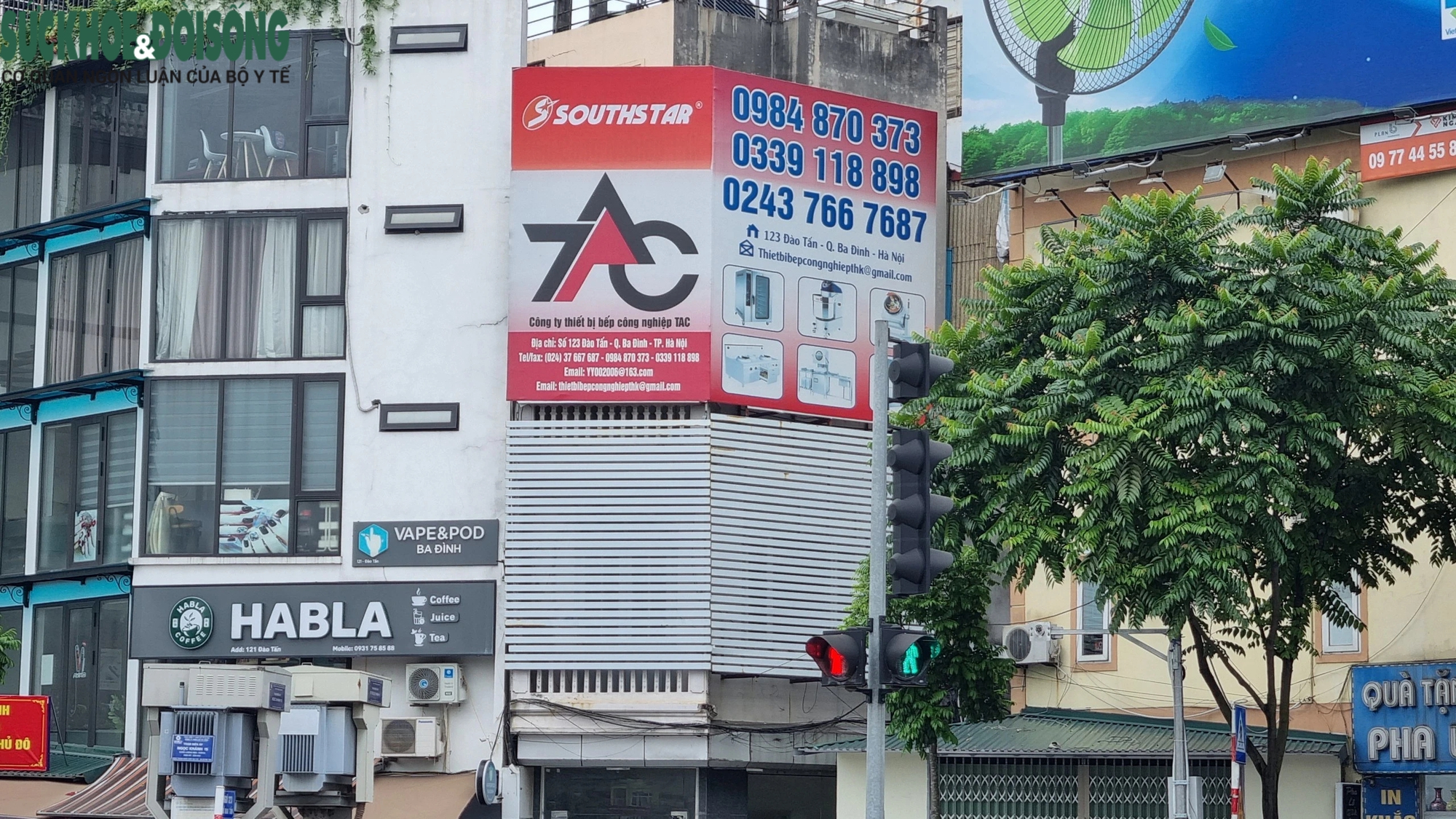 Ẩn họa từ những tấm biển quảng cáo che kín mặt tiền các tòa nhà Hà Nội- Ảnh 9.
