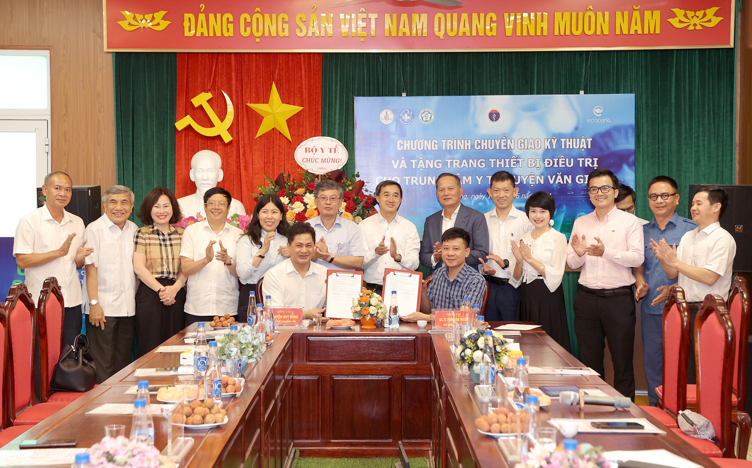 Chuyển giao kỹ thuật và tặng thiết bị y tế trị giá hơn 2,2 tỷ đồng cho TTYT huyện Văn Giang, Hưng Yên- Ảnh 3.