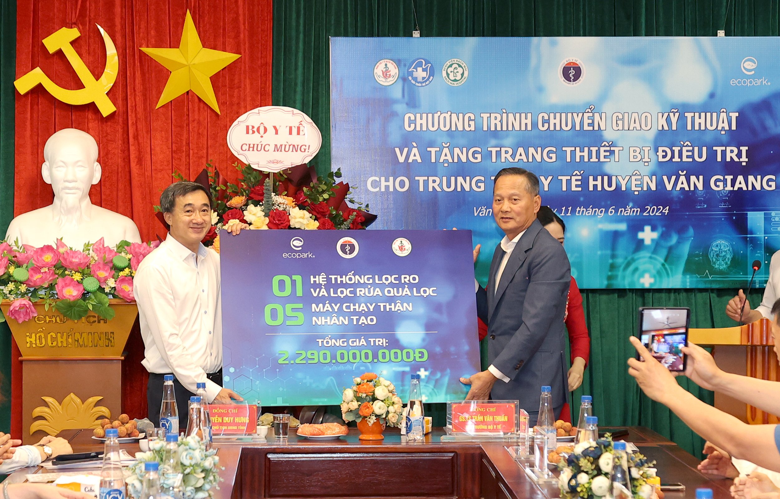 Chuyển giao kỹ thuật và tặng thiết bị y tế trị giá hơn 2,2 tỷ đồng cho TTYT huyện Văn Giang, Hưng Yên- Ảnh 2.