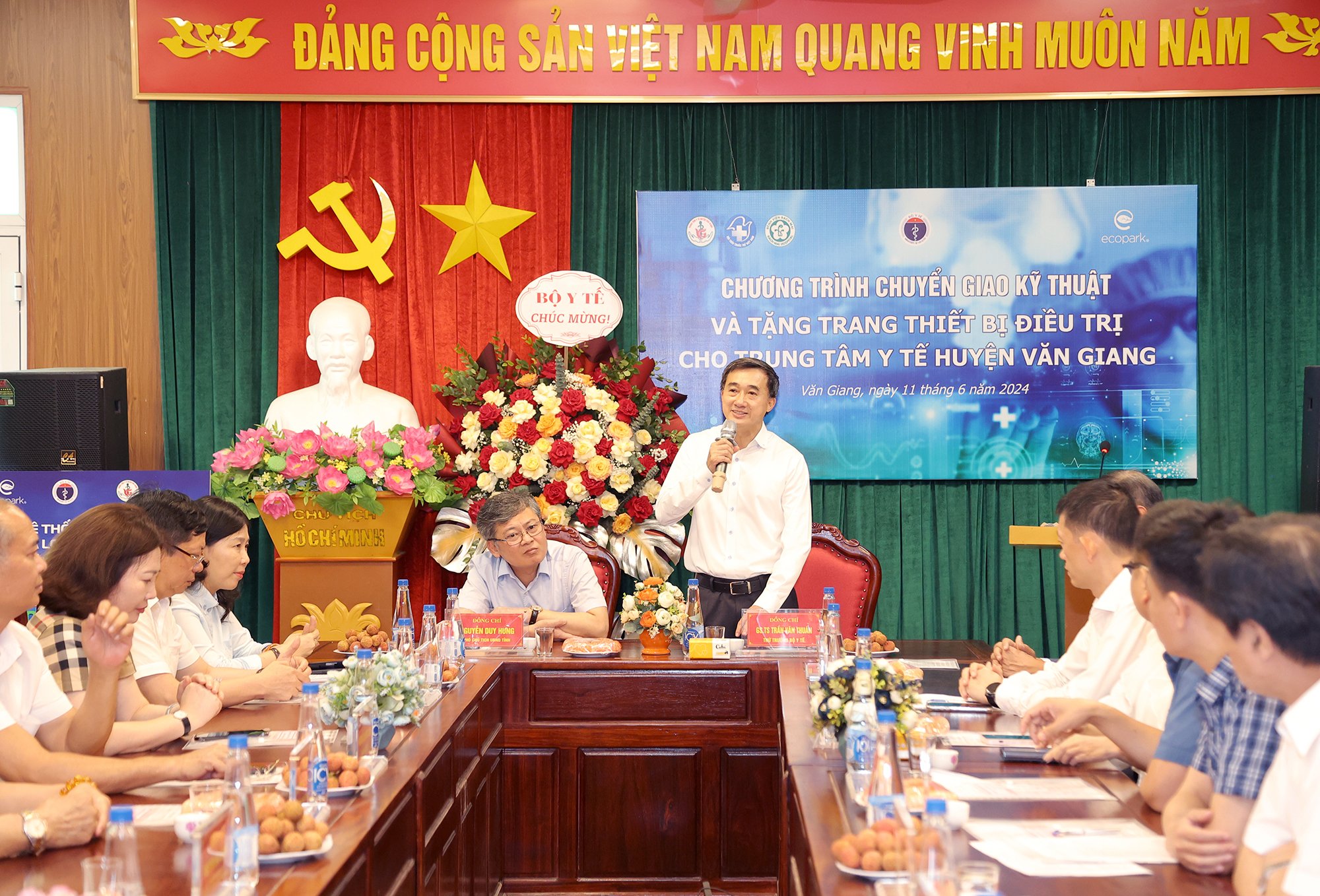 Chuyển giao kỹ thuật và tặng thiết bị y tế trị giá hơn 2,2 tỷ đồng cho TTYT huyện Văn Giang, Hưng Yên- Ảnh 1.
