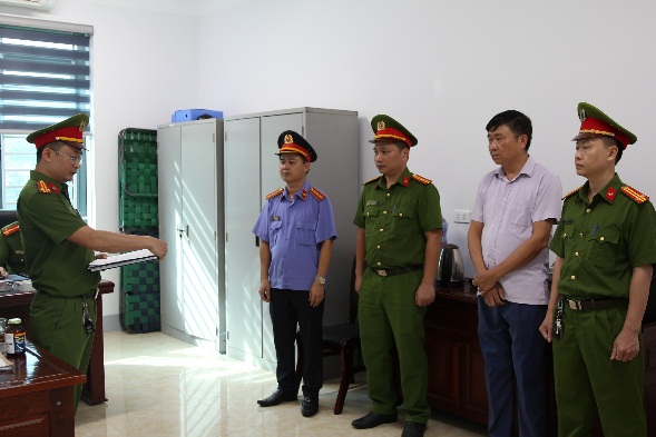 Cơ quan chức năng tống đạt quyết định khởi tố bị can đối với Nguyễn Trường Thi, liên quan đến hành vi đưa hối lộ.