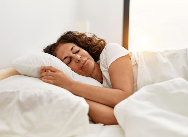 phụ nữ ngủ, quan niệm về thói quen ngủ khiến bạn già đi nhanh hơn