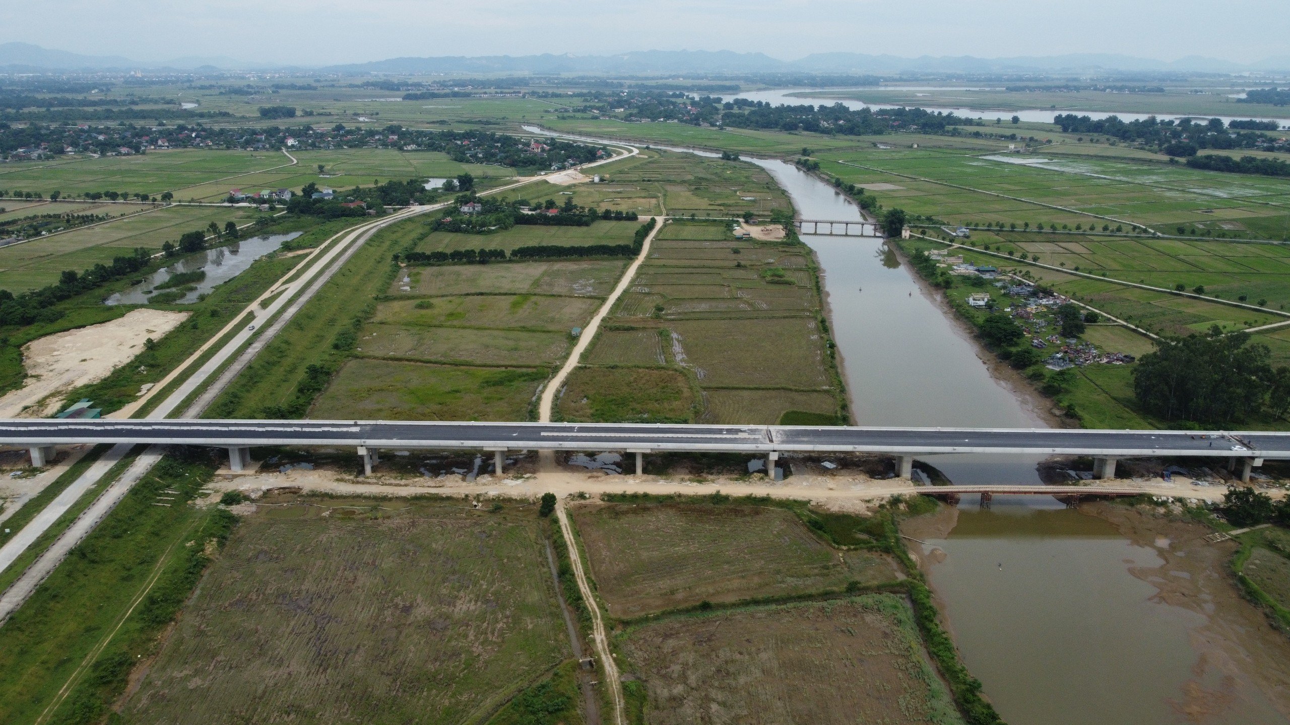 Cây cầu dài nhất tuyến cao tốc Bắc - Nam trước ngày thông xe- Ảnh 1.