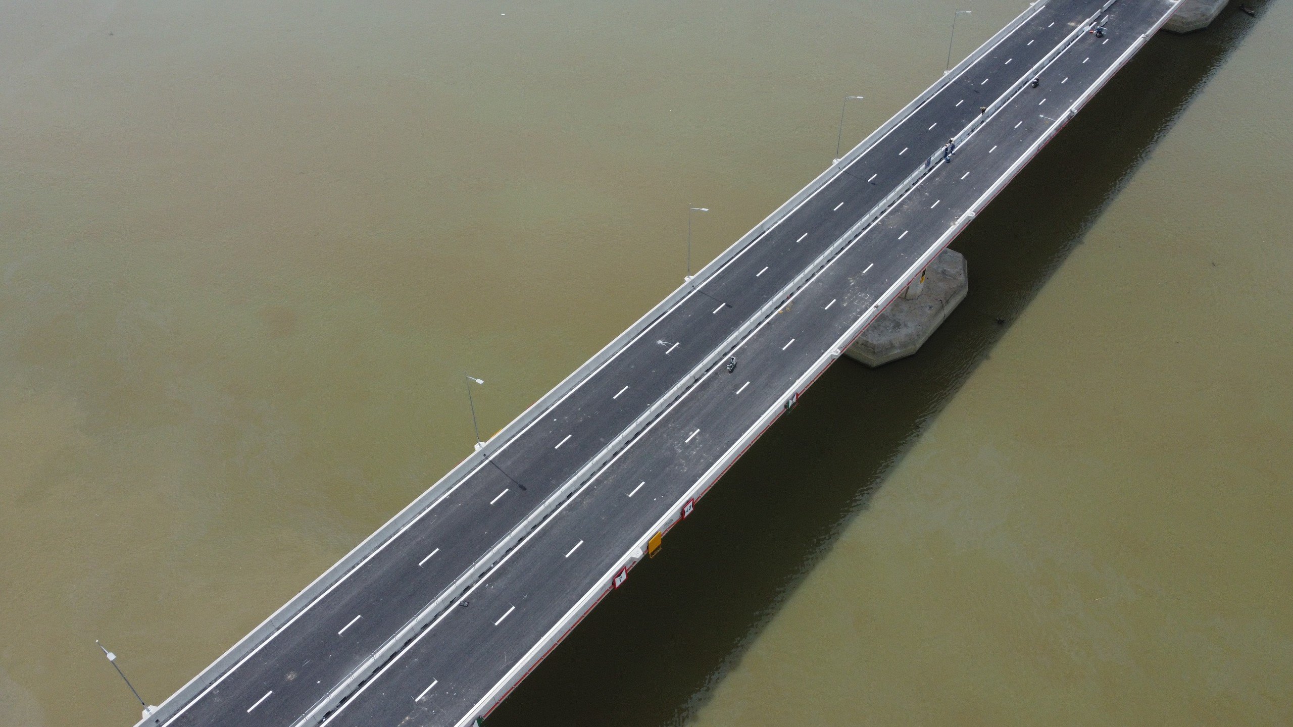 Cây cầu dài nhất tuyến cao tốc Bắc - Nam trước ngày thông xe- Ảnh 2.