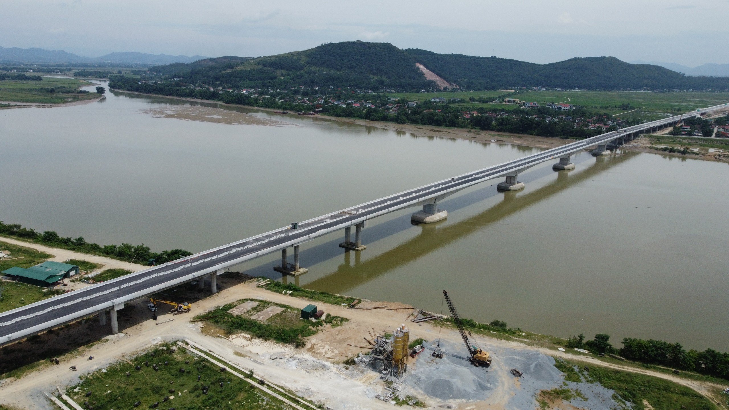 Cây cầu dài nhất tuyến cao tốc Bắc - Nam trước ngày thông xe- Ảnh 3.
