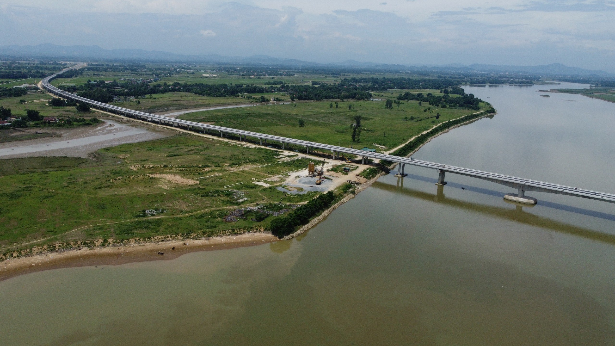 Cây cầu dài nhất tuyến cao tốc Bắc - Nam trước ngày thông xe- Ảnh 5.