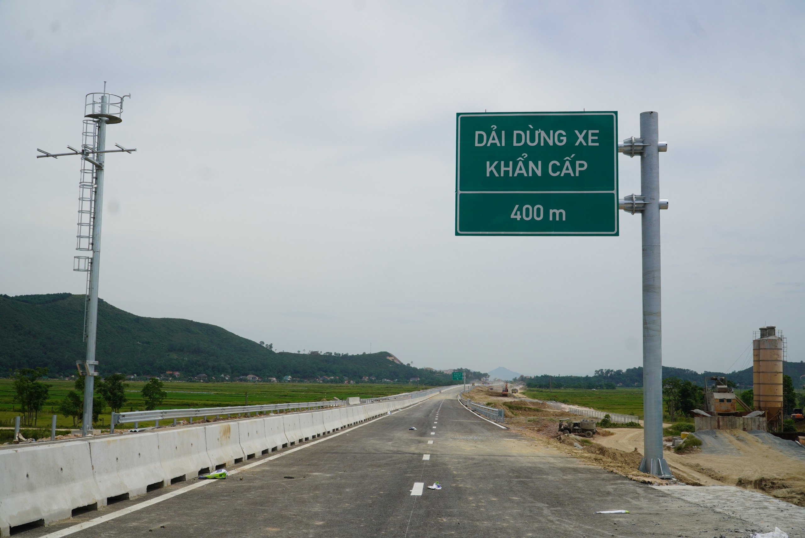 Cây cầu dài nhất tuyến cao tốc Bắc - Nam trước ngày thông xe- Ảnh 10.