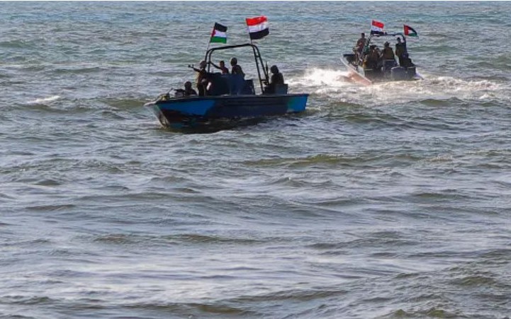 Houthi tấn công tàu chở hàng ở Biển Arab và Biển Đỏ, liệu sẽ có phản đòn?