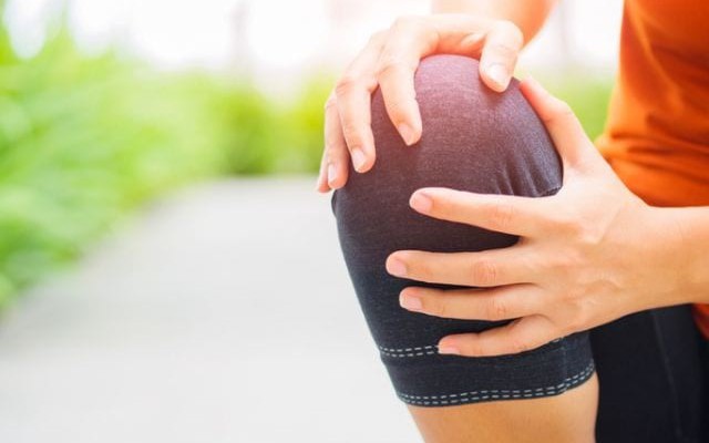 Cách giảm đau đầu gối khi đi bộ, chạy bộ