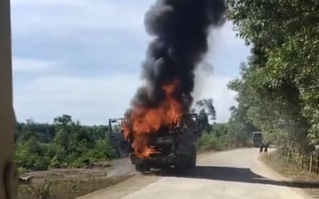 Video ô tô tải bốc cháy dữ dội khi đang vào mỏ đất