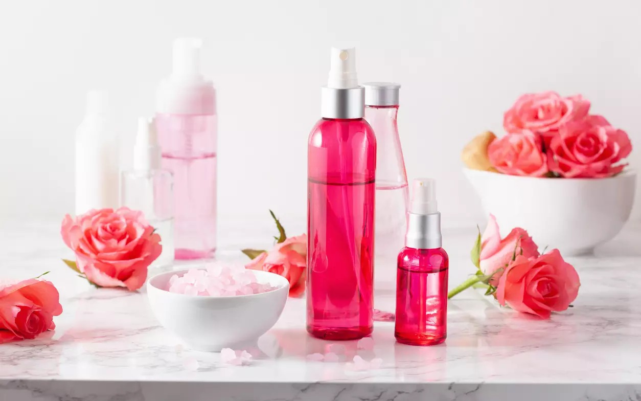 Cách sử dụng nước hoa hồng có lợi cho da và tóc