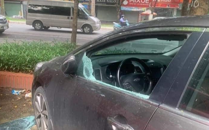 Loạt ôtô bị đập vỡ kính trong đêm tại Hà Nội