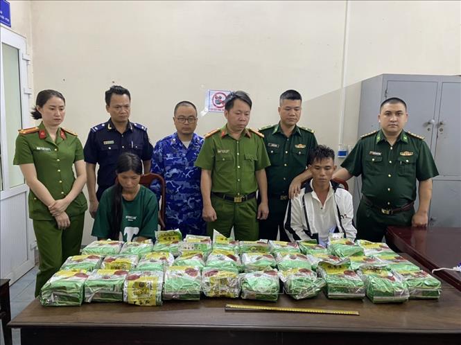 Bắt giữ vợ chồng người Mông vận chuyển 30kg ma túy- Ảnh 2.