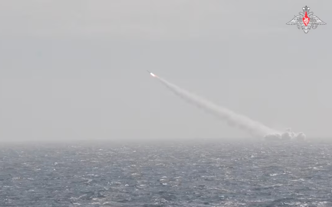 Tàu ngầm hạt nhân Nga phóng tên lửa trên biển Barents