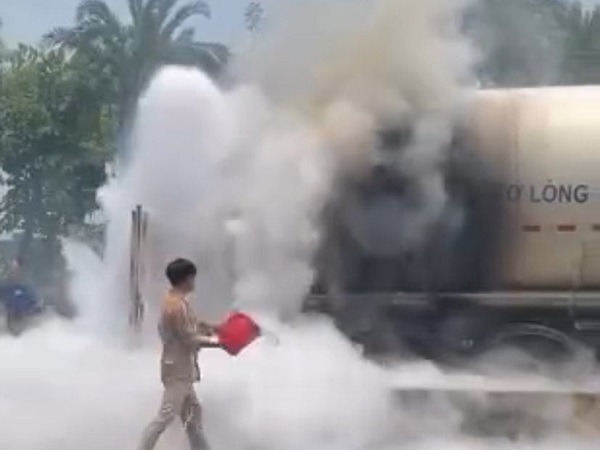 Xe bồn chở khí ni - tơ hoá lỏng bốc cháy trên đường Võ Nguyên Giáp- Ảnh 2.